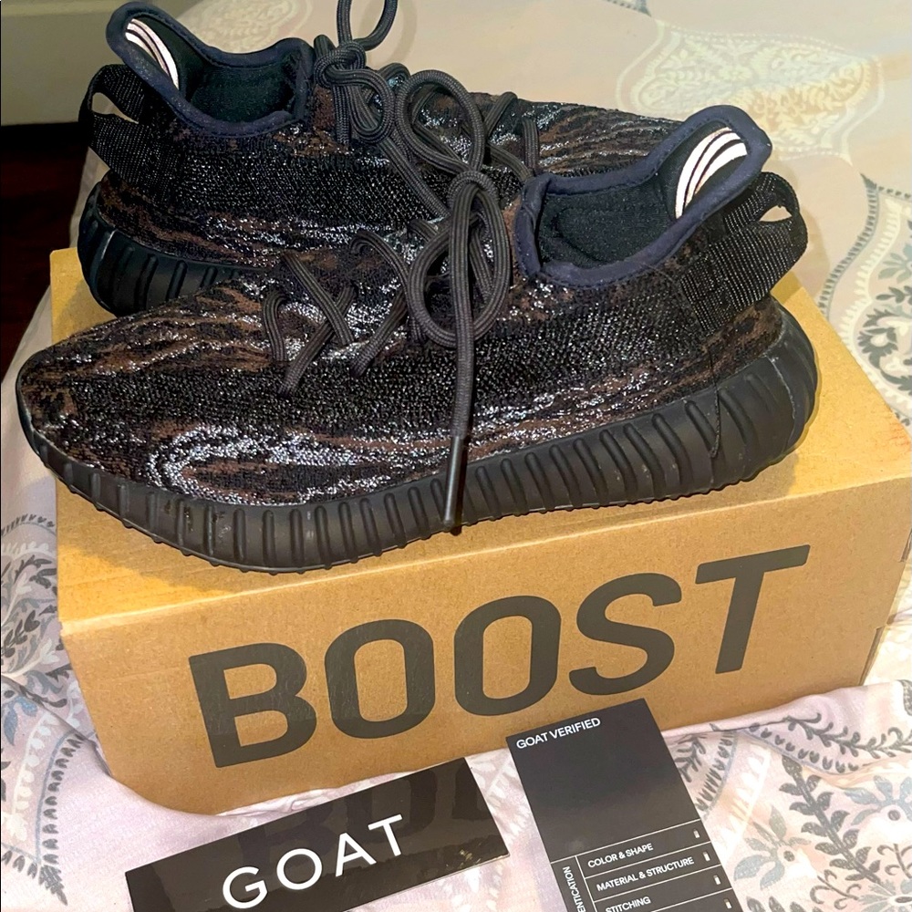 Adidas Yeezy size 6 unisex only worn once. Too small.